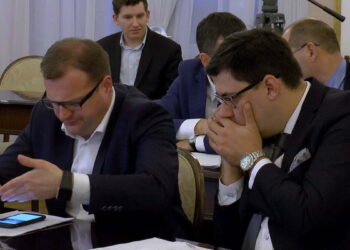 „500 Plus” dla prezydenta Radomia na telefon. PiS krytykuje, PO mówi o populizmie