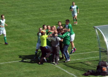 25. kolejka Campeon.pl Ligi Okręgowej: gol w końcówce na wagę trzech punktów. Proch – Warka 2:1 [SKRÓT]