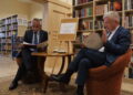 Marszałek Karczewski i burmistrz Mariusz Dziuba włączyli się w akcję „Narodowe Czytanie”