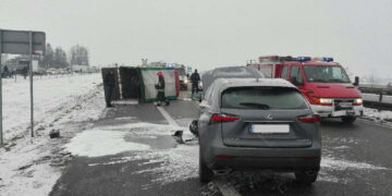 Samochód przewożący konie uderzył w osobówkę. Droga S7 została zablokowana